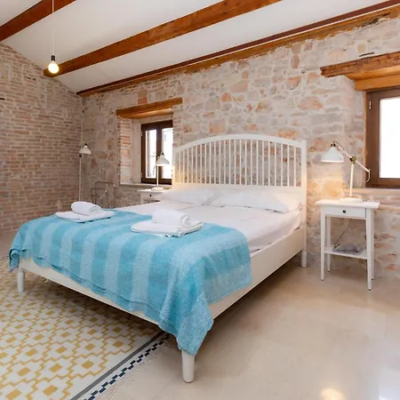 Apartment Deamicis By Irundo