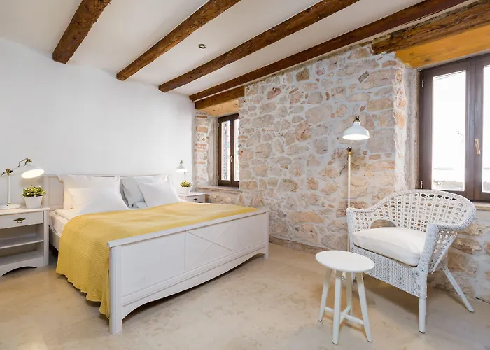 Deamicis By Irundo Ρόβινι